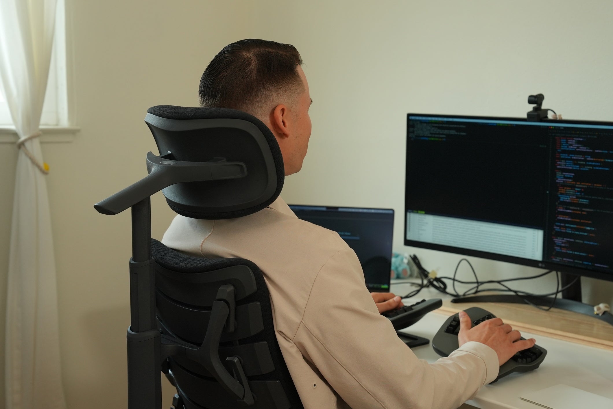 Configuración ergonómica para trabajar desde casa: guía para creadores y editores