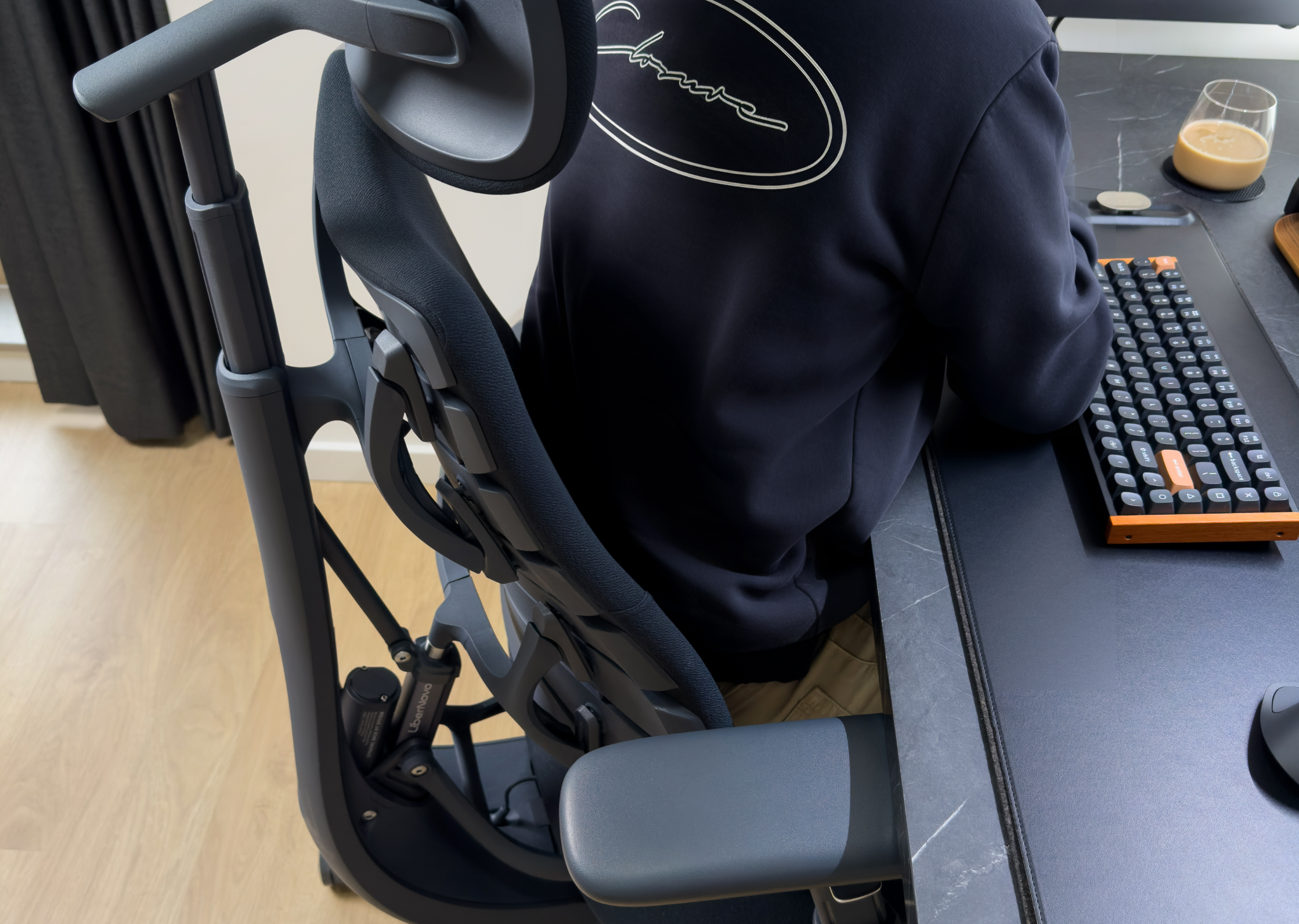Soporte dinámico vs. soporte fijo: cómo elegir una silla ergonómica para trabajar