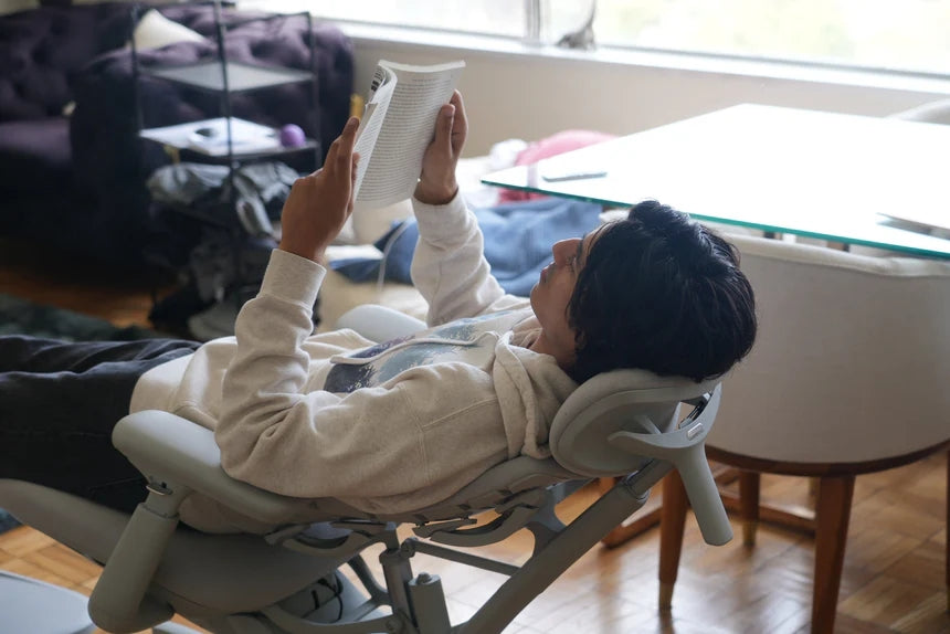 Sillas ergonómicas y descompresión espinal: sentarse para la salud