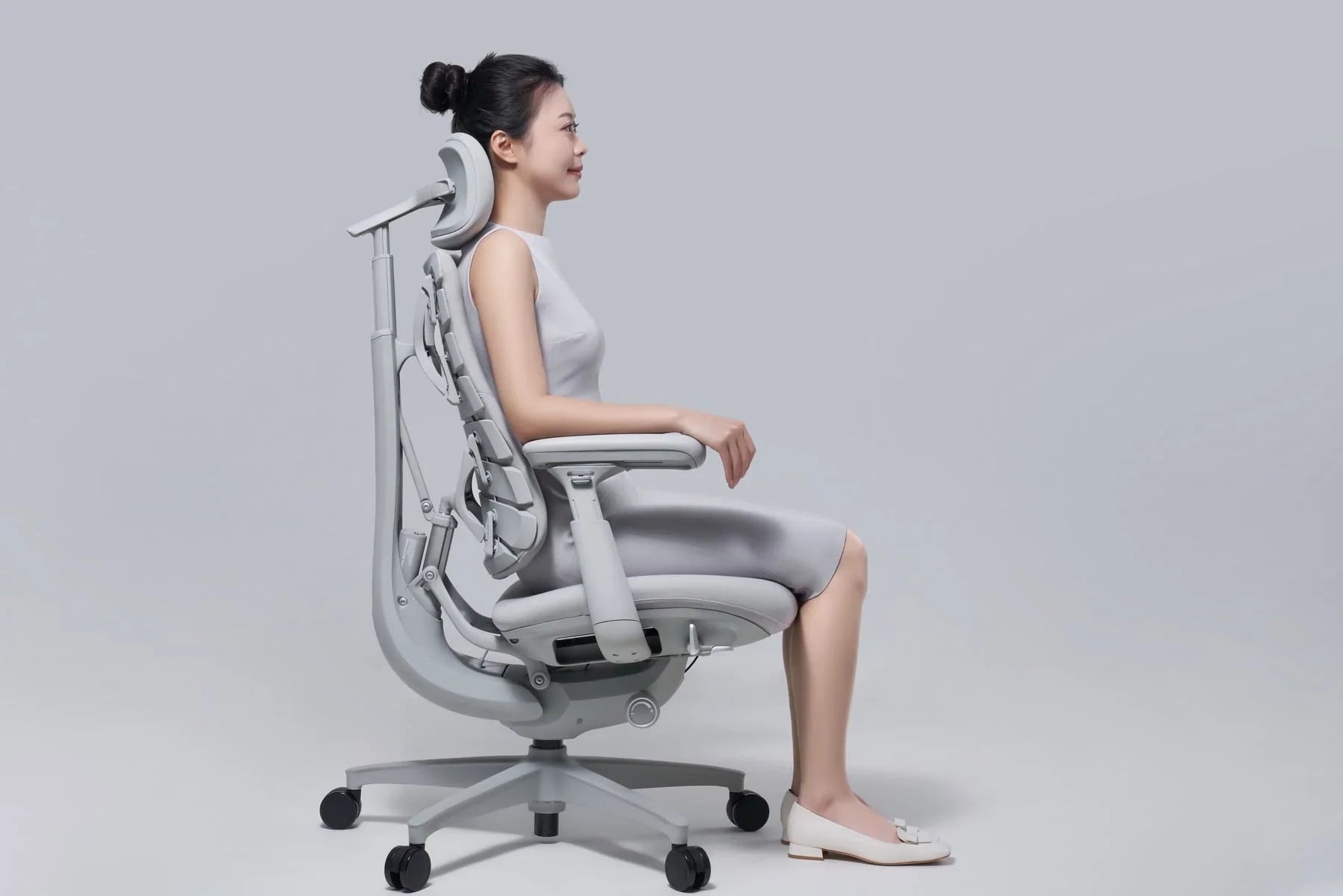 ¿El asiento de tu silla de oficina es demasiado profundo? Consejos para personas de baja estatura